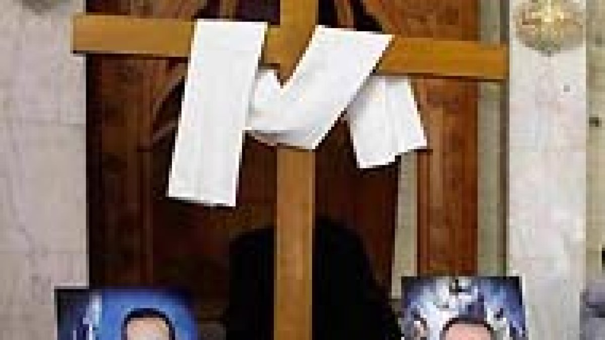 Los fieles recuerdan a los dos sacerdotes muertos.