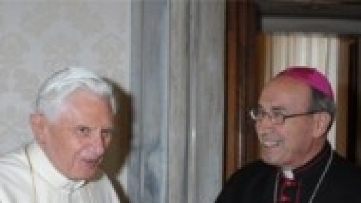 Benedicito XVI y el arzobispo Velacio De Paolis