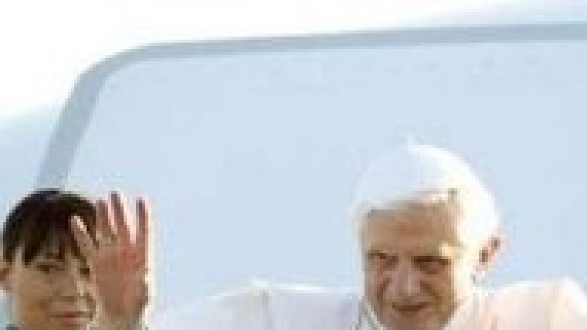 El Papa en el avión que lo conduce a Edimburgo