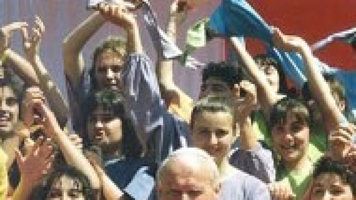 Juan Pablo II y un grupo de jóvenes