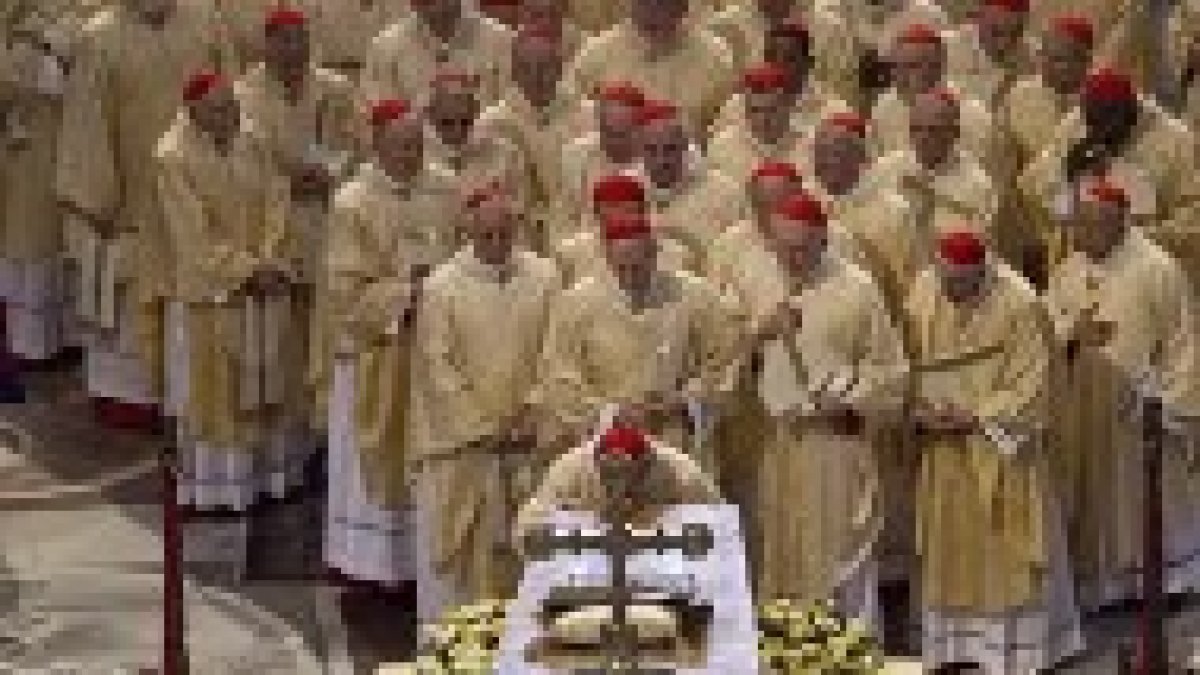Los cardenales ante el féretro de Juan Pablo II