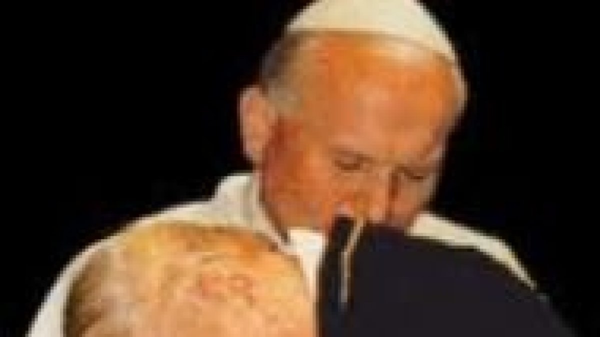 Juan Pablo II abraza al Cardenal Wyszynski
