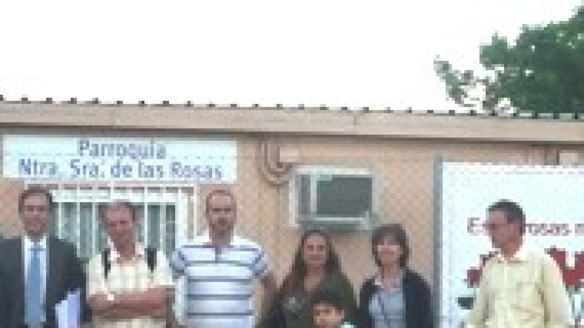 Fieles a la puerta de la parroquia