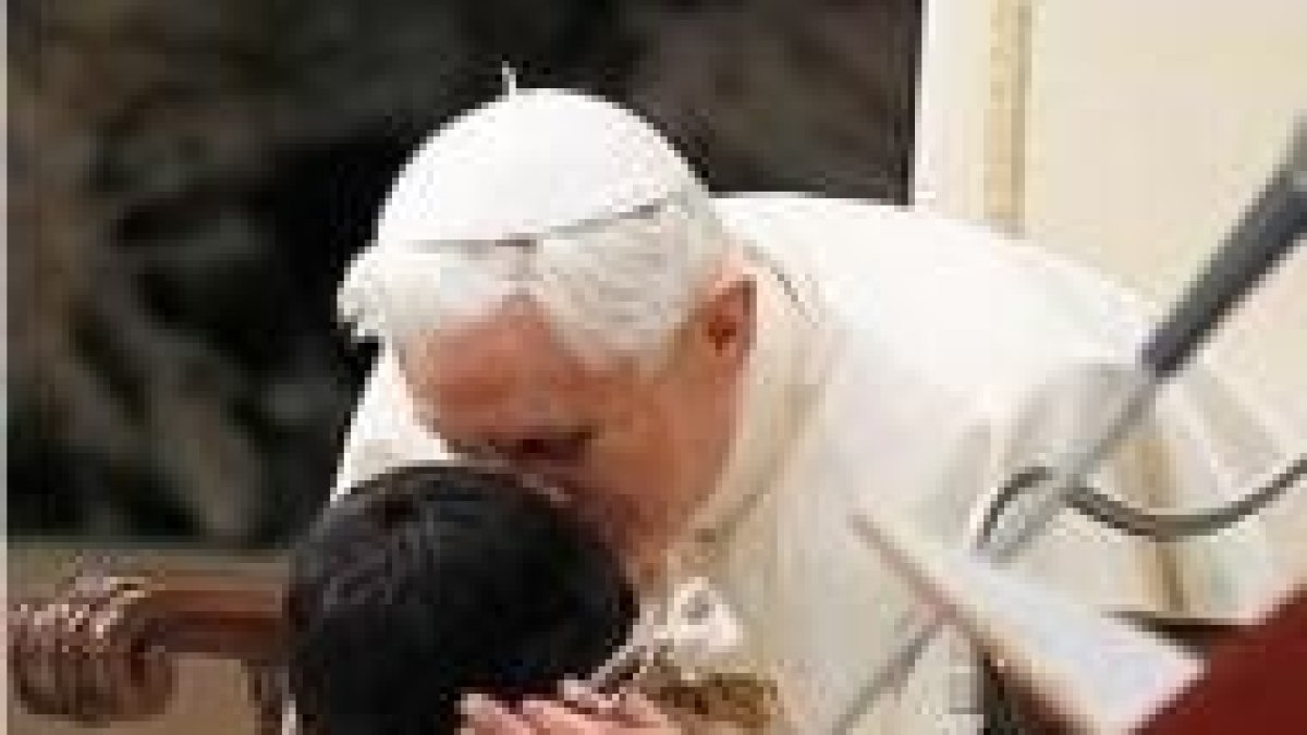 Benedicto XVI sonríe y bendice al niño brasileño