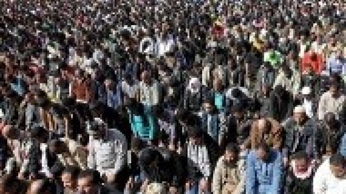 Cristianos y musulmanes rezan en la Plaza de Tahrir