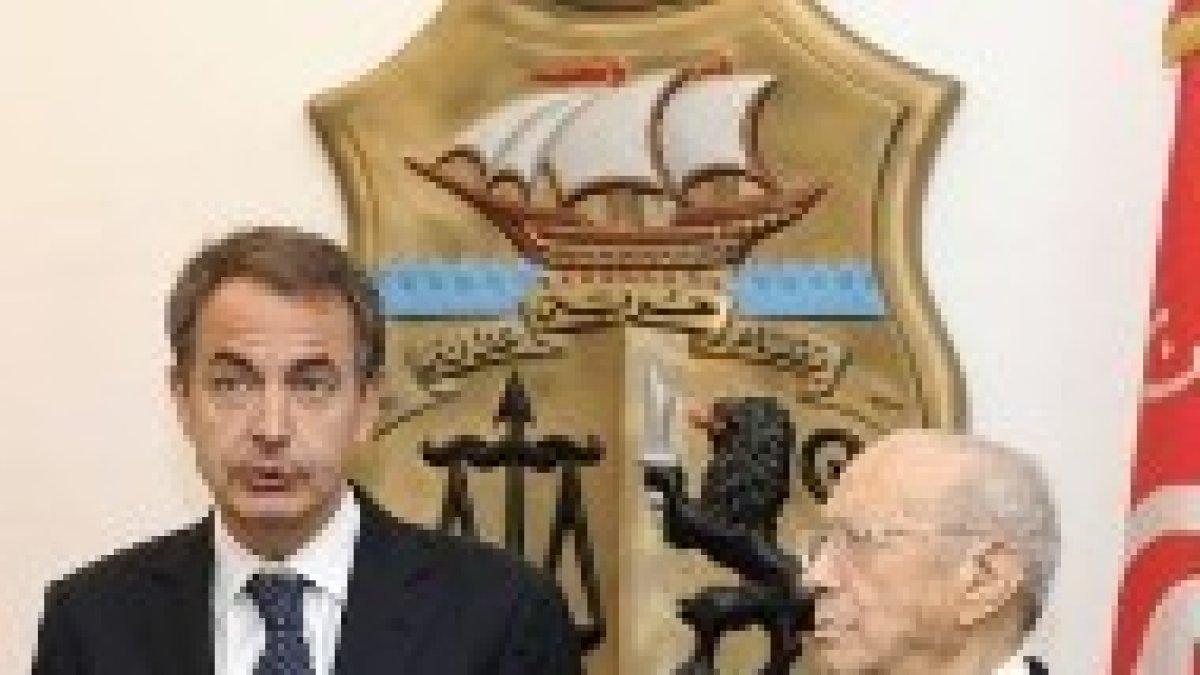 Zapatero y el primer ministro del Gobierno de transición, Beyi Said Essebsi