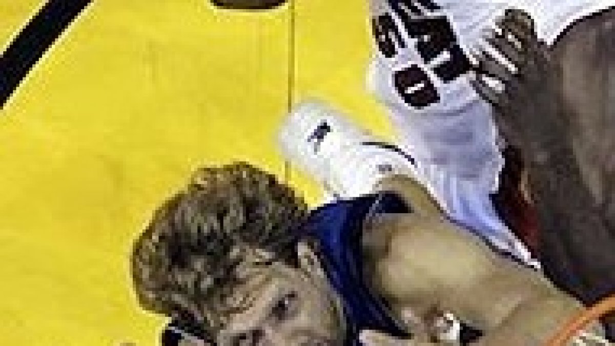 Dirk Nowitzky al rebote.