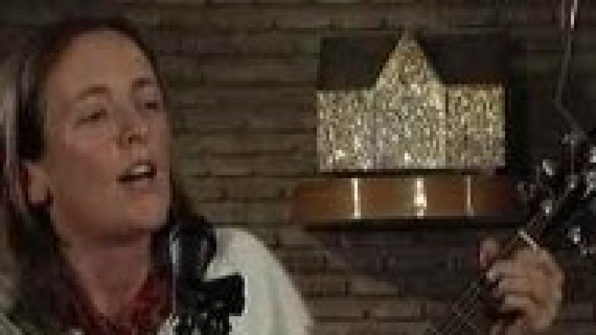 Maeve Heaneym cantante y teóloga irlandesa