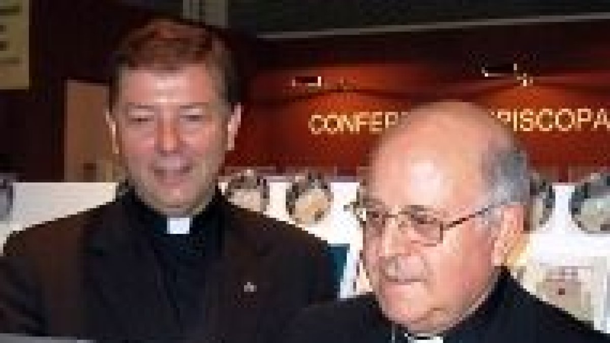 Monseñor Blázquez y Martínez Camino, usando Internet