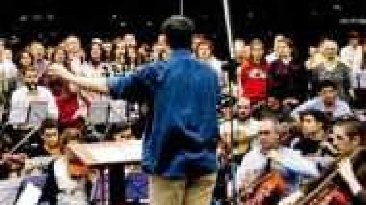 Los músicos del Camino interpretan la sinfonía, obra de Kiko Argüello