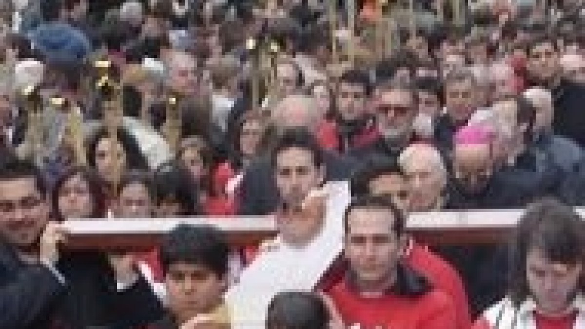 Procesión con la cruz de la JMJ