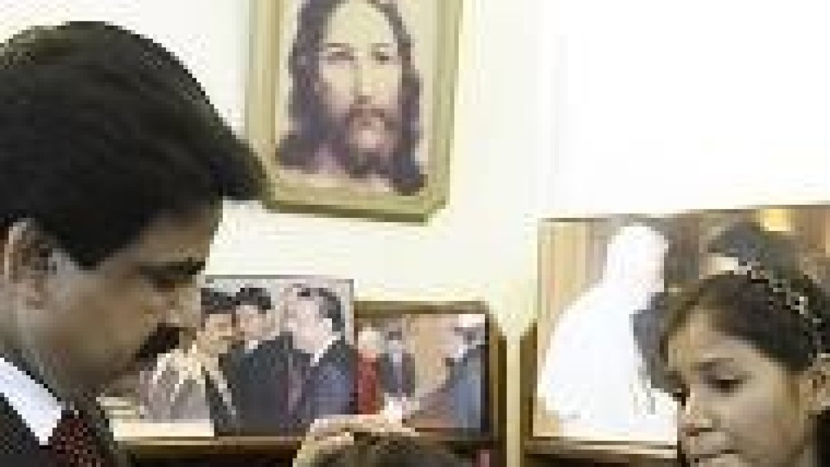 El ministro con las hijas de Asia Bibi