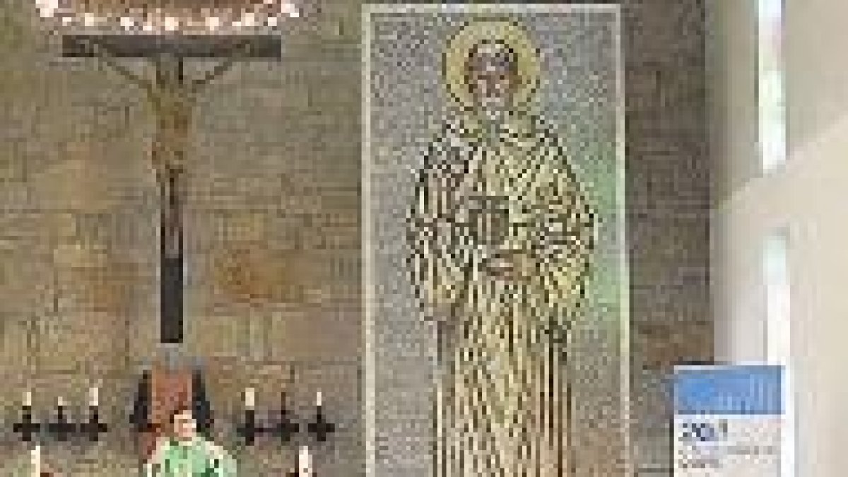 El sacerdote durante la Misa rodeado de la cartelería del PP