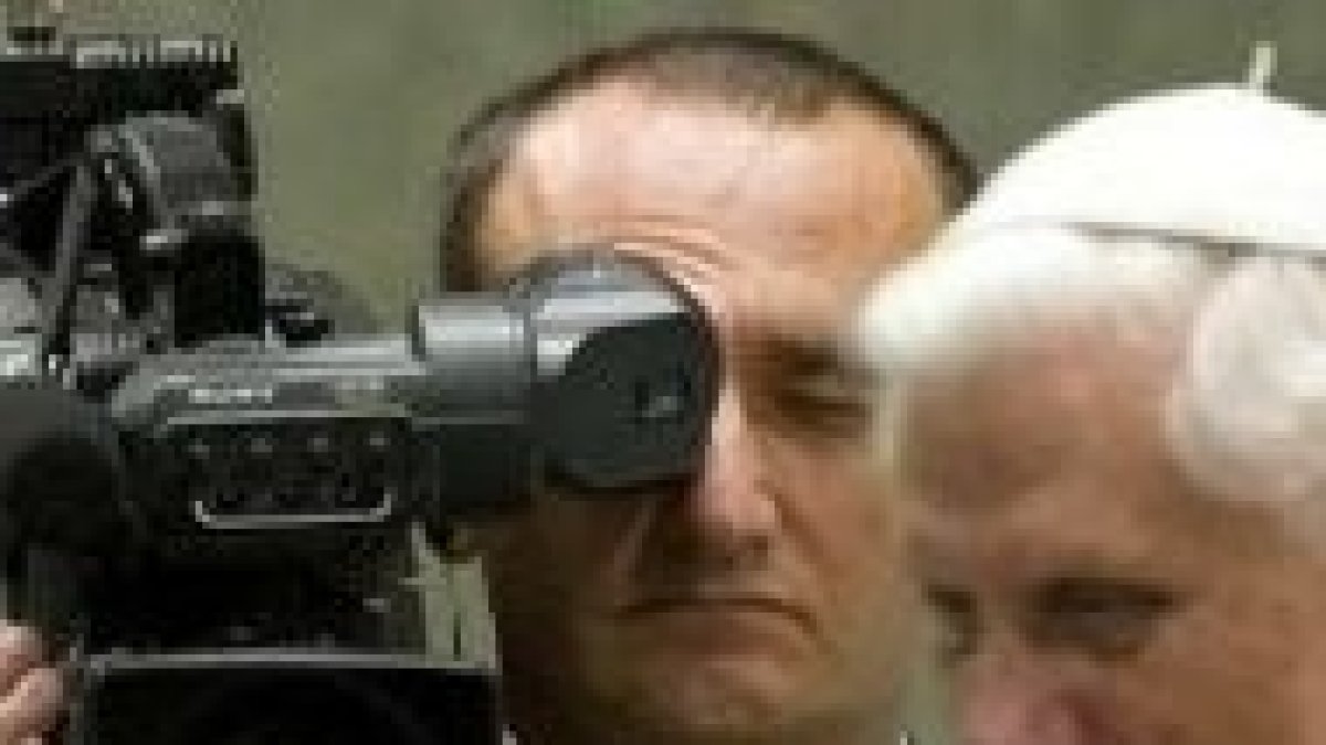 Benedicto XVI y un cámara