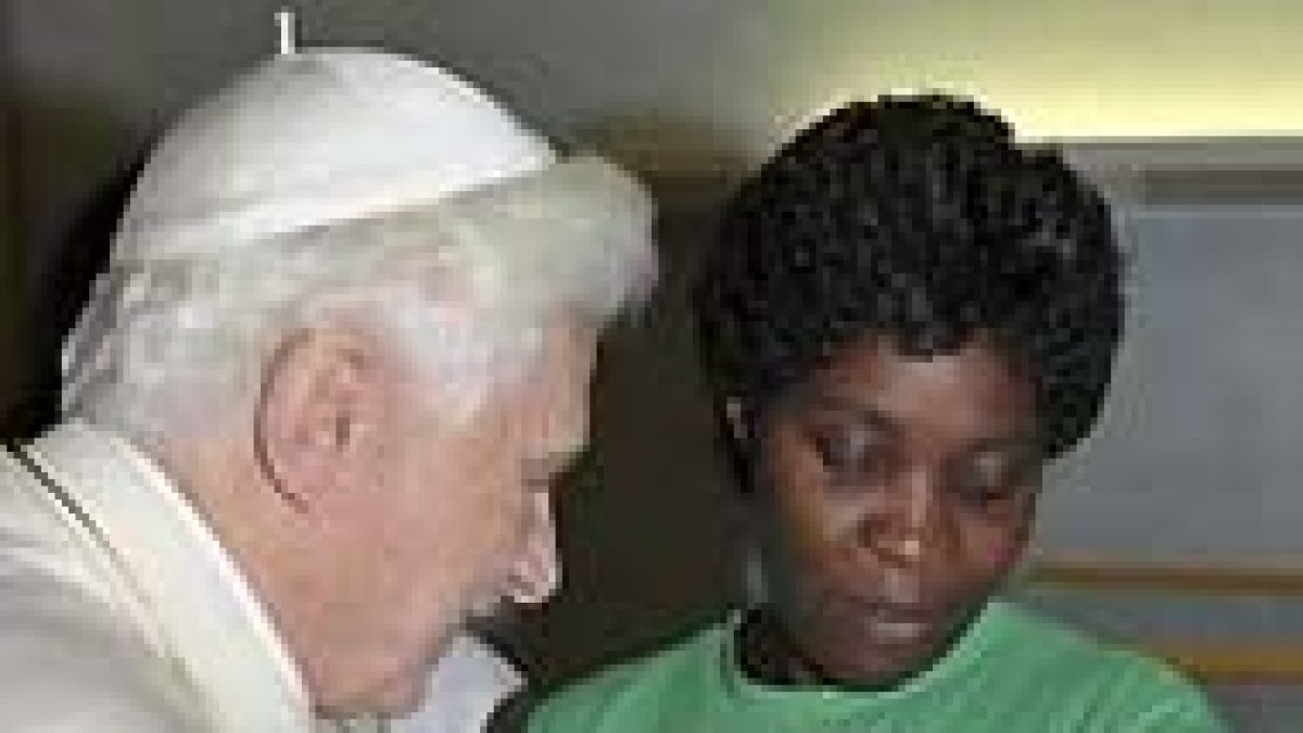Benedicto XVI con un recién nacido.