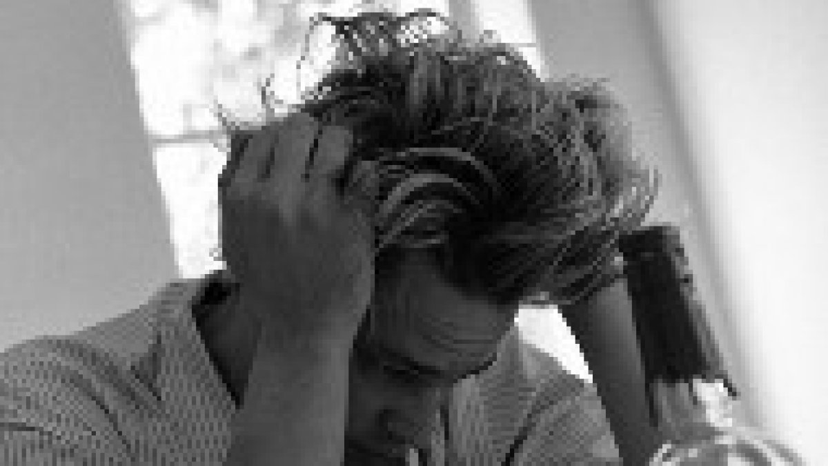 Un joven con adicción al alcohol