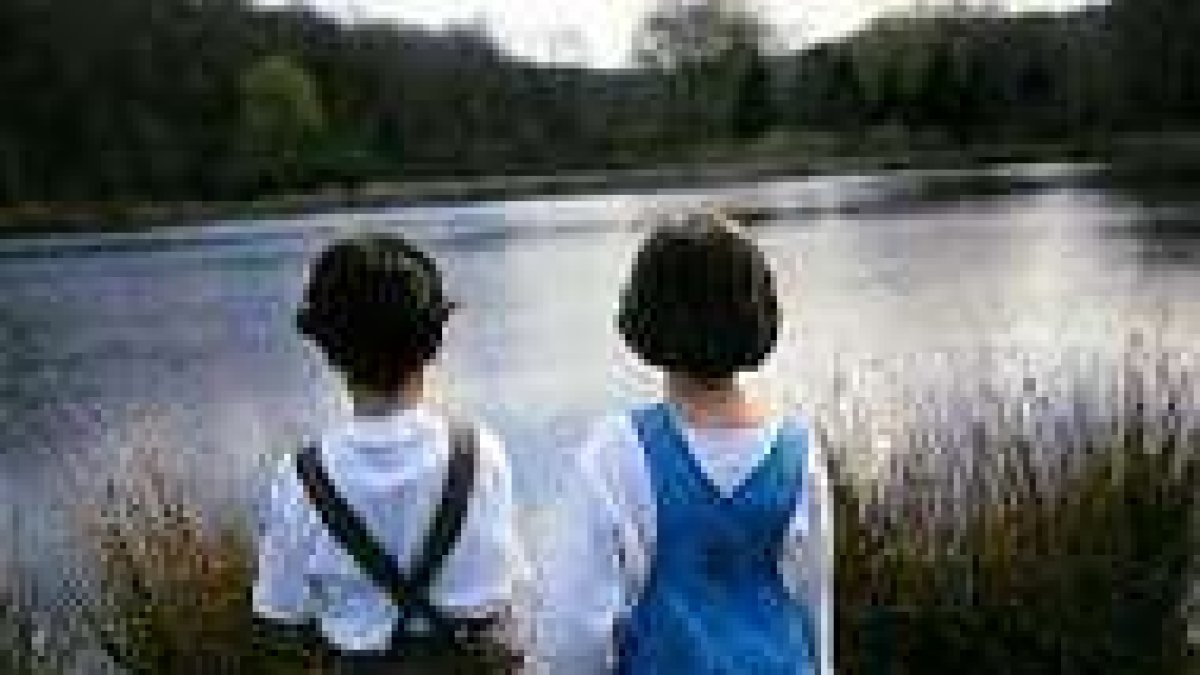 Unos niños en un río