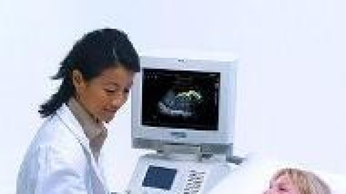 Una mujer embarazada en una prueba de ultrasonido