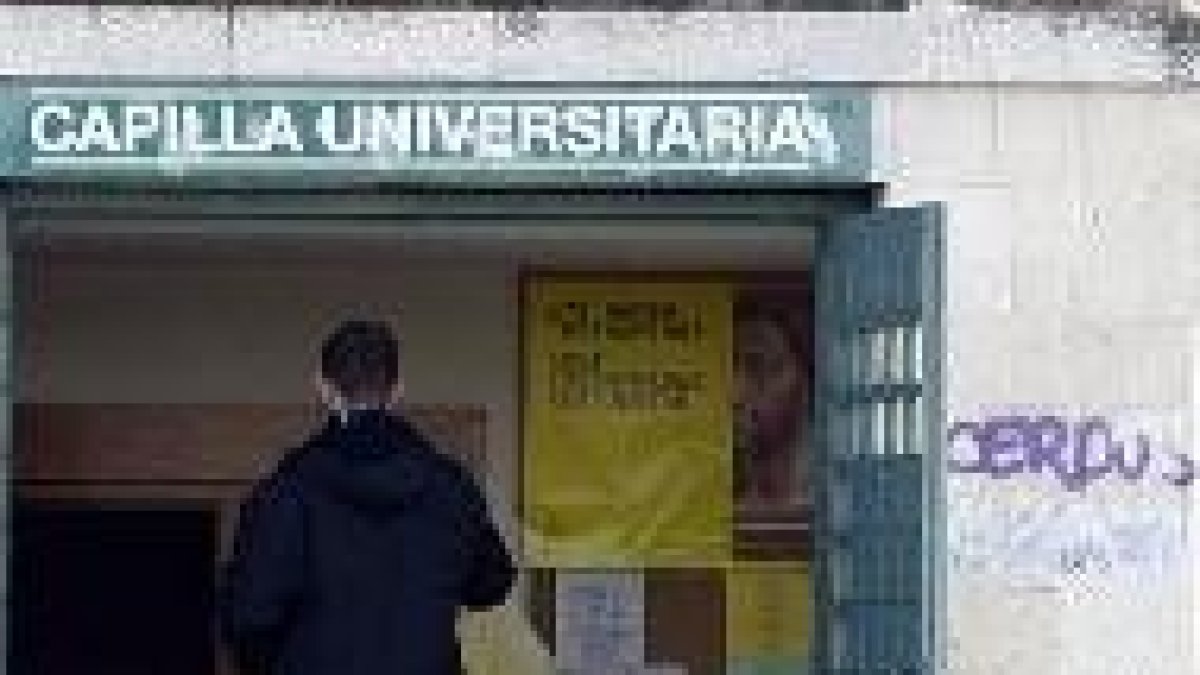 .Acceso al templo de la Complutense, en la facultad de Psicología
