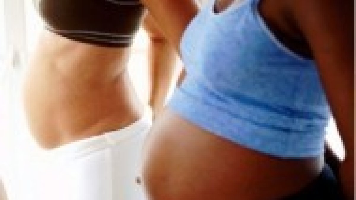 Dos mujeres en un séptimo mes de embarazo