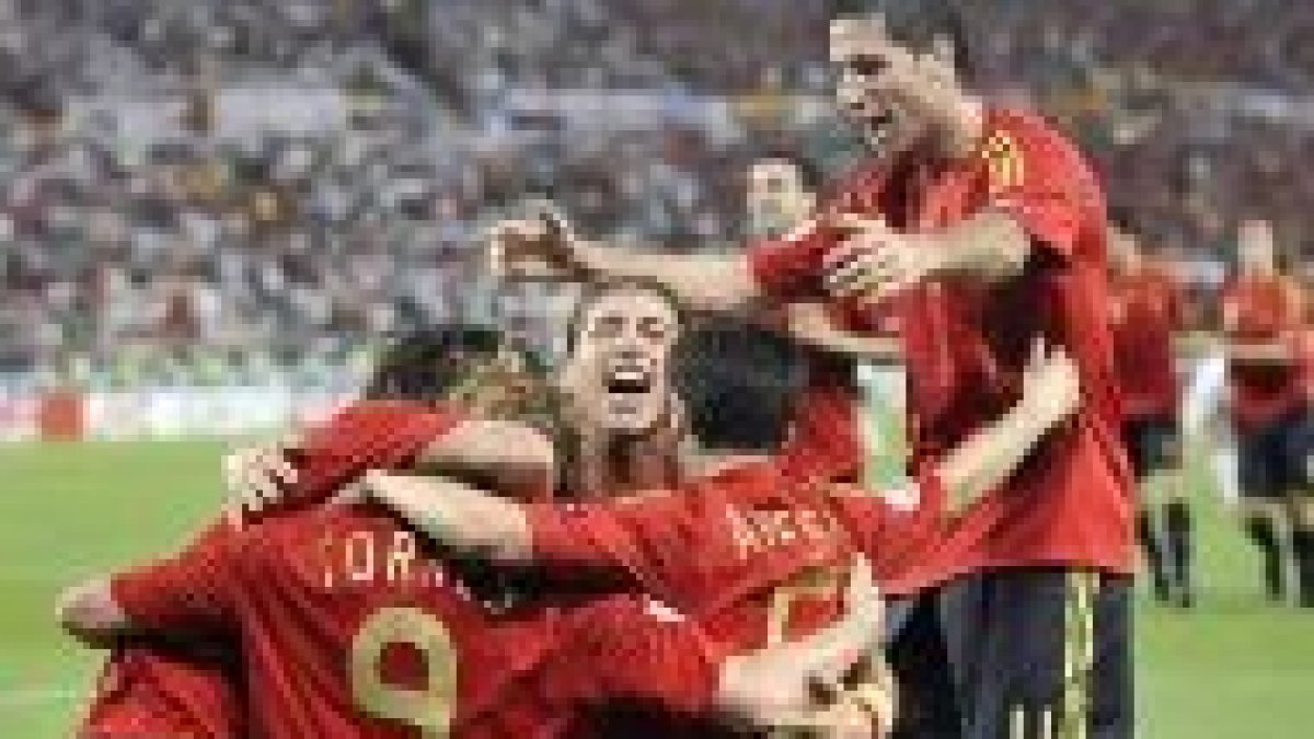 La selección española de fútbol celebra un gol