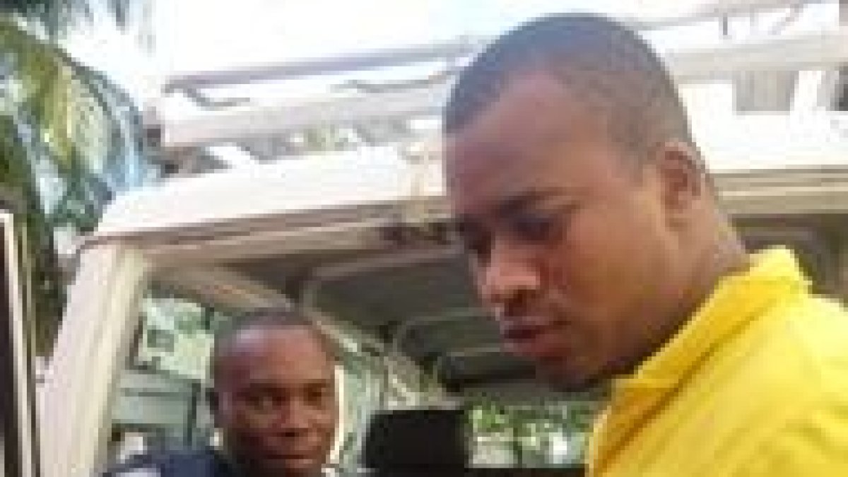 Unos voluntarios de Cáritas en Haití