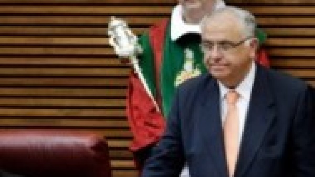 Cotino en su mesa con el crucifijo