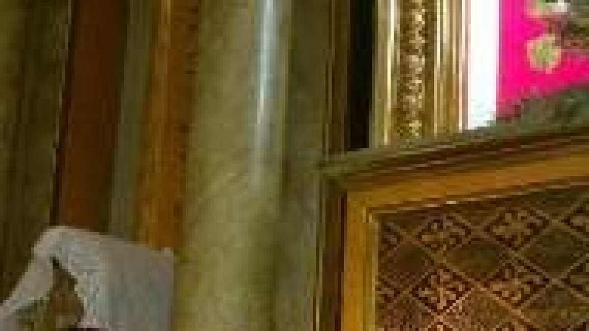 El sagrario, que se ubicaba a la derecha, se ha sustituido por una pieza similar