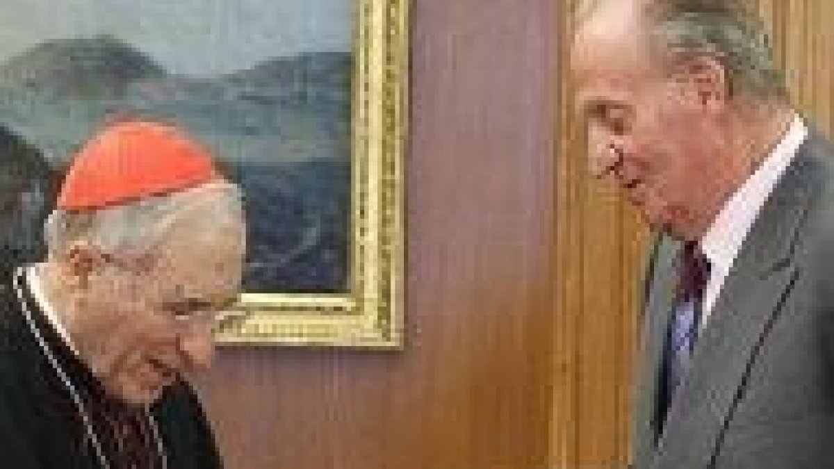 Rouco entregándole la mochila al rey