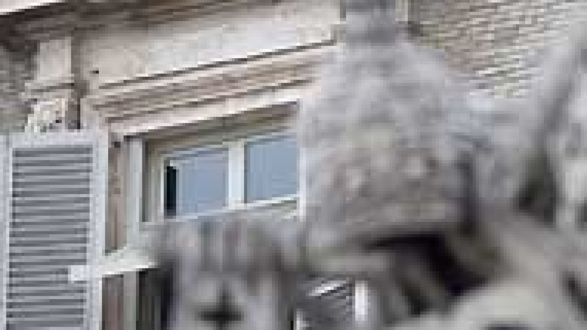 El Papa, bajo la tiara y las llaves.