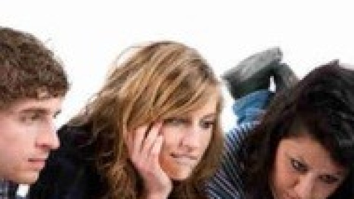 Unos jóvenes miran el ordenador