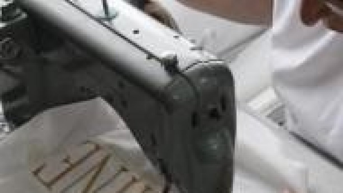 Cosiendo uno de los trajes