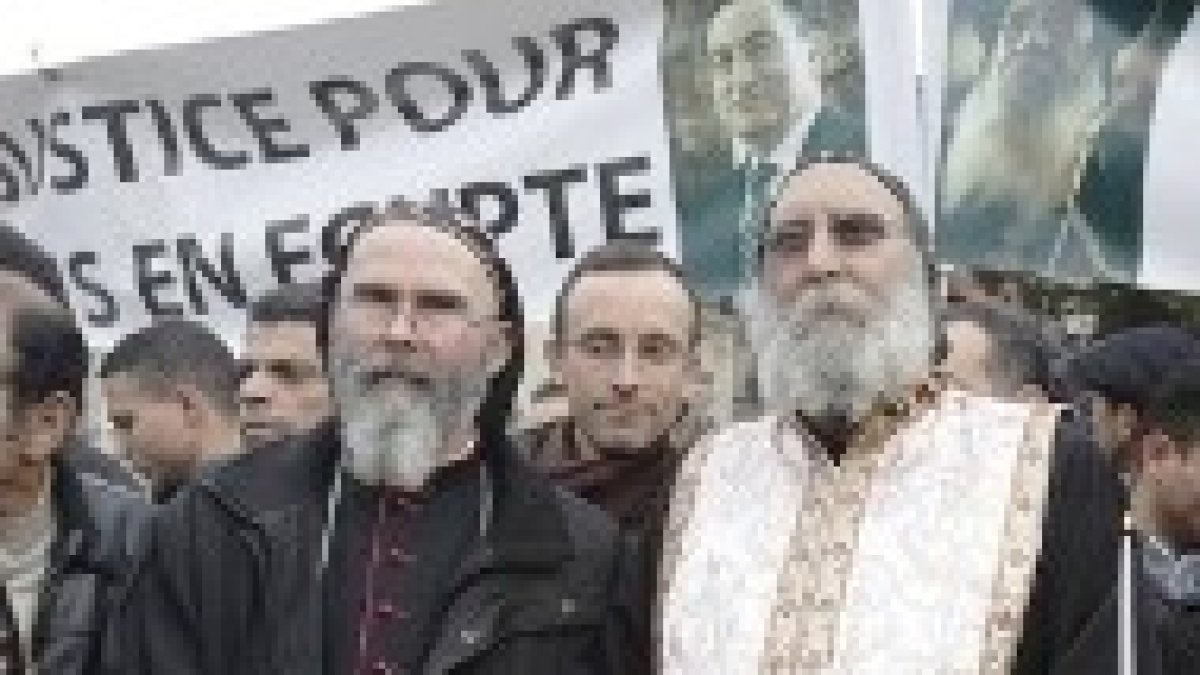 Sacerdotes ortodoxos y cristianos coptos durante una concentración