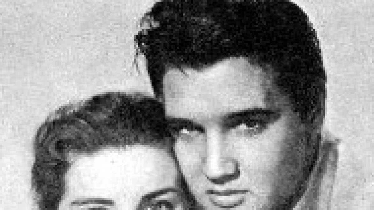 La actriz Dolores Hart con Elvis Presley