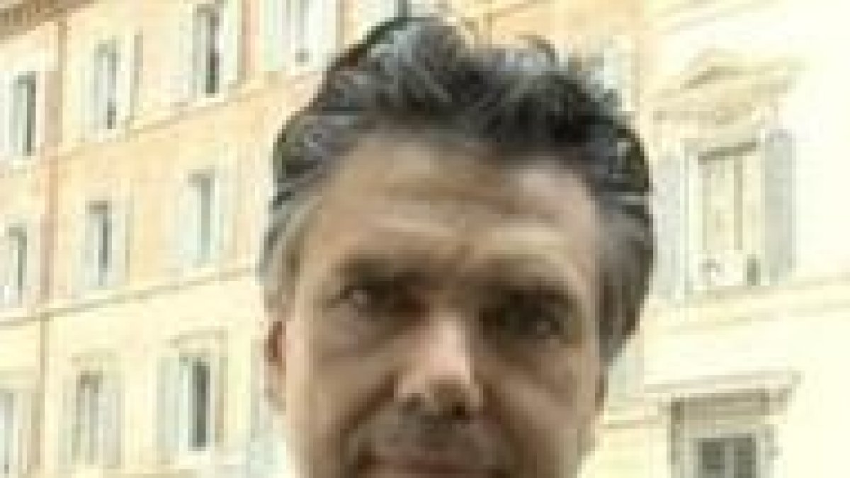 El senador italiano Stefano De Lillo