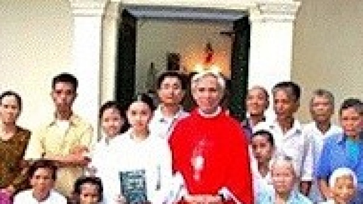 Cosme Hoang van Dat con sus fieles.