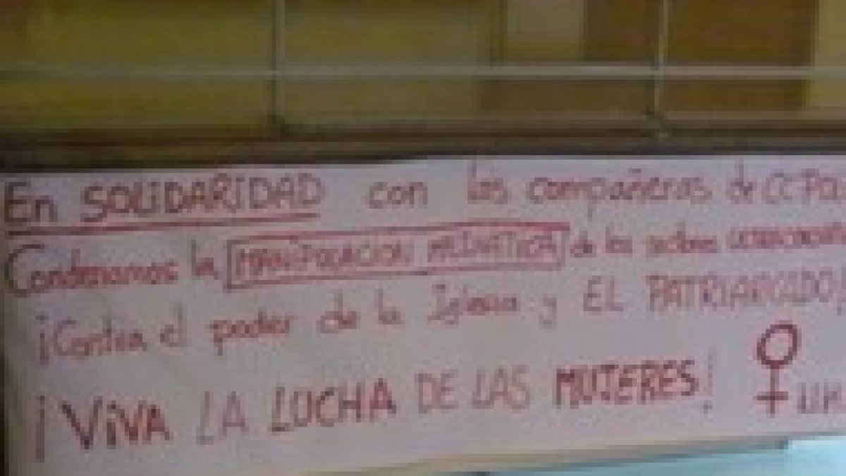Carteles en la capilla de la Facultad de Geografía e Historia de la UCM
