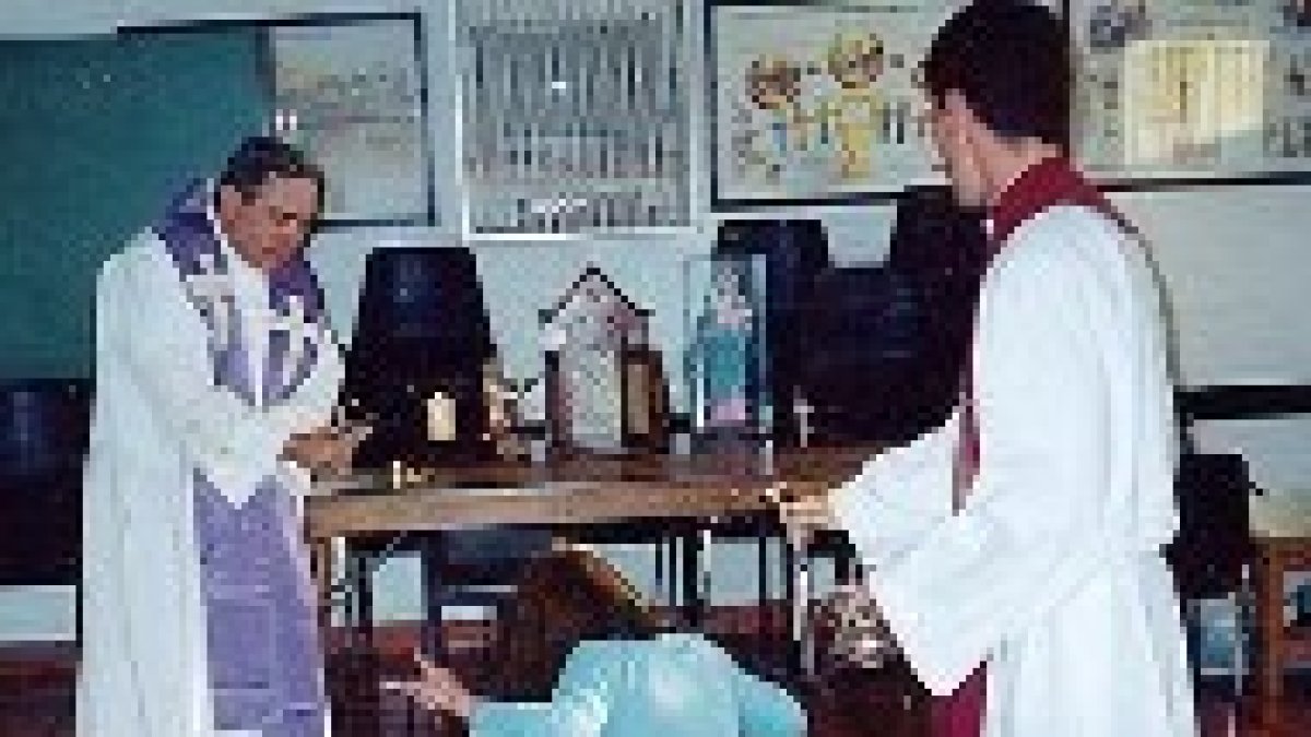 Dos sacerdotes realizan un exorcismo