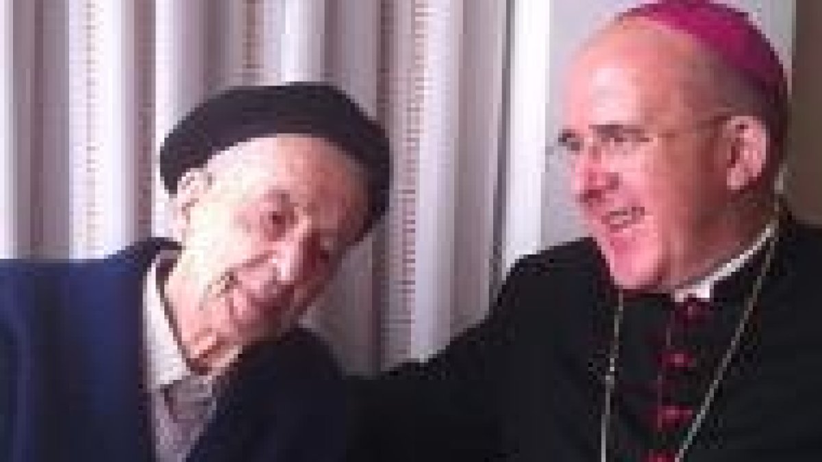 El arzobispo de Valencia con el sacerdote fallecido