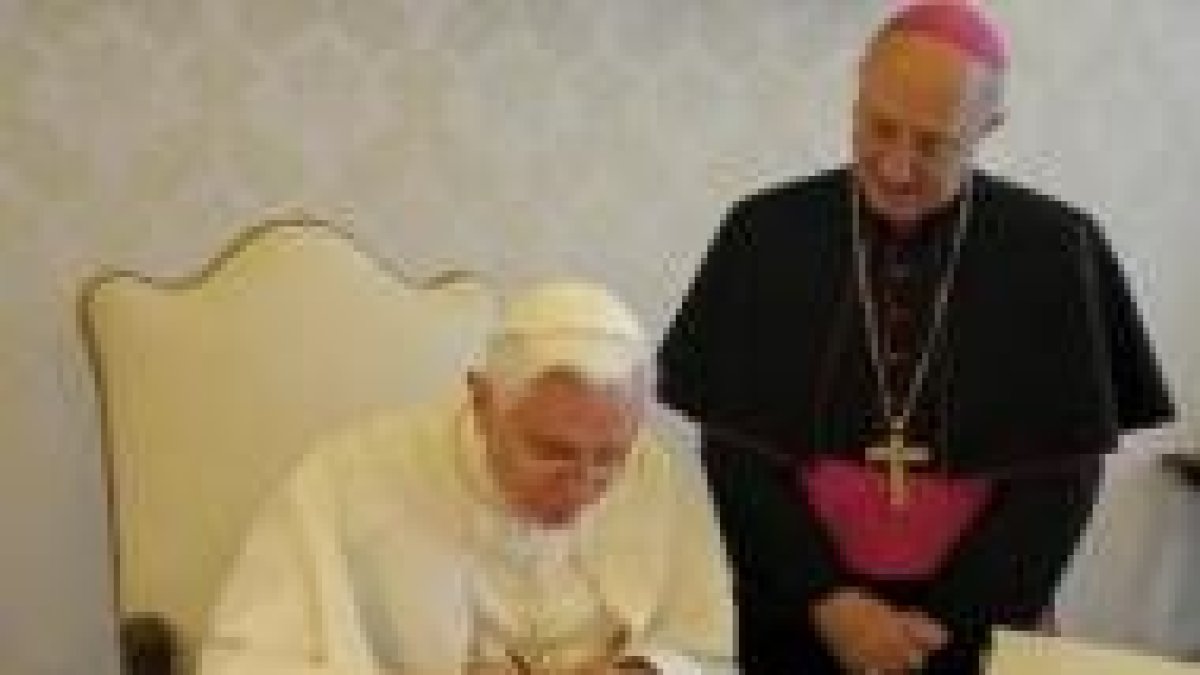 Benedicto XVI firmando una encíclica