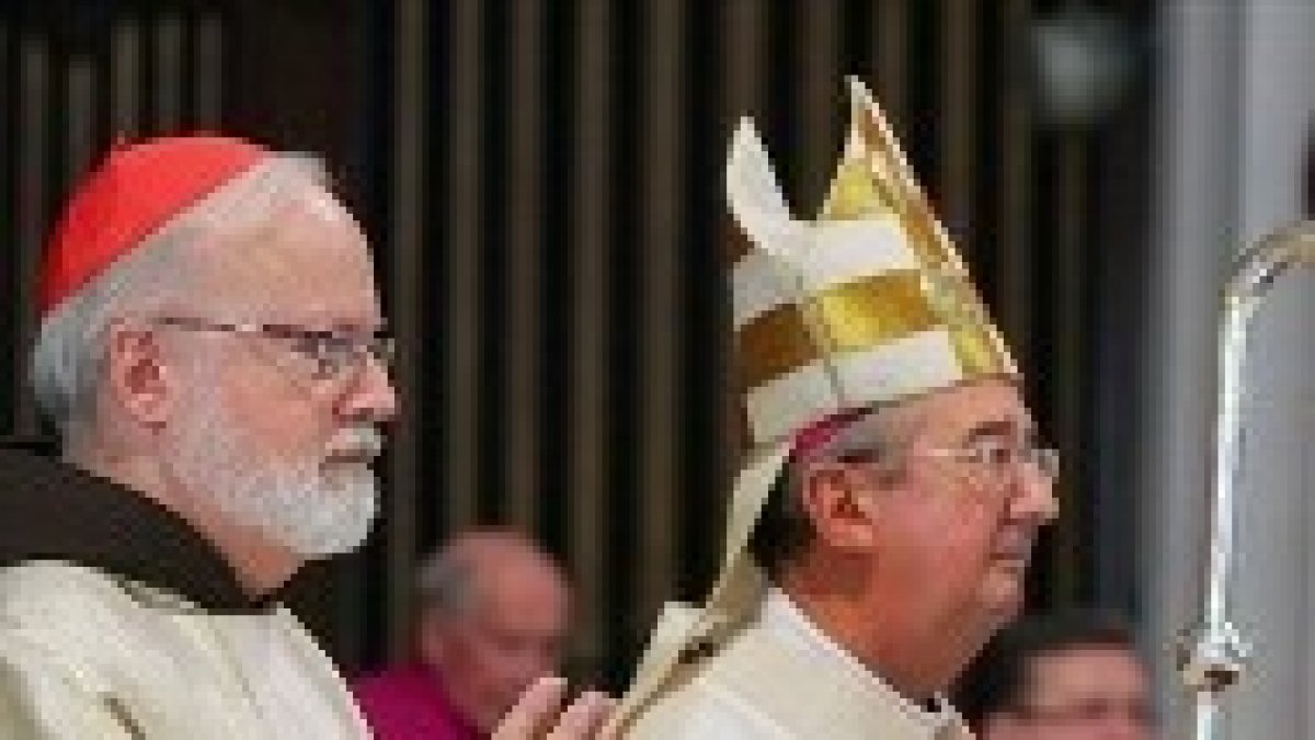 El cardenal OMalley y el arzobispo Martin durante el acto