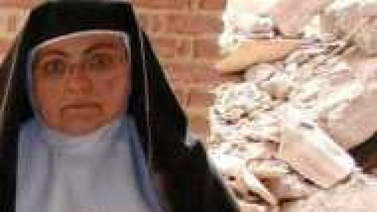 La hermana Isabel Teresa rodeada de escombros