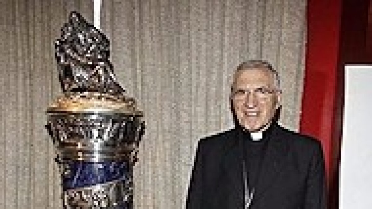 El cardenal Rouco junto a la estela de la Almudena.