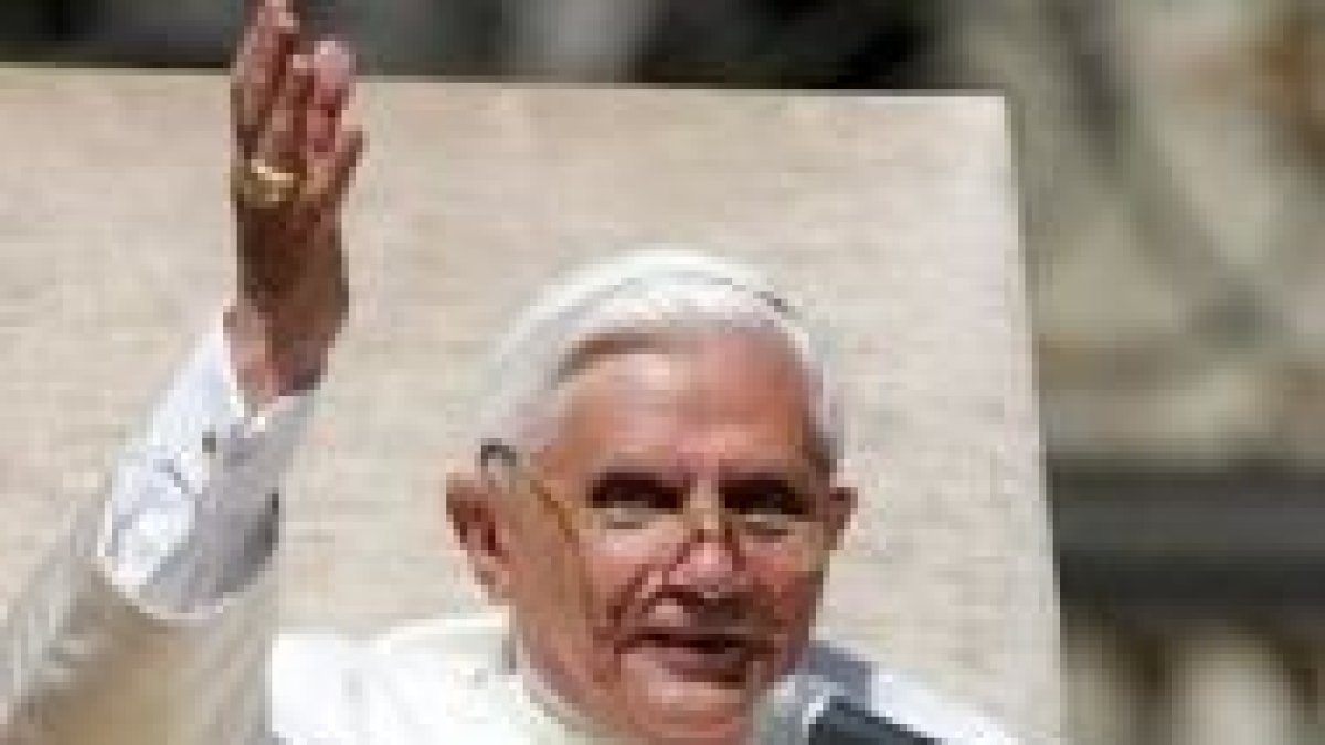 Benedicto XVI leyendo