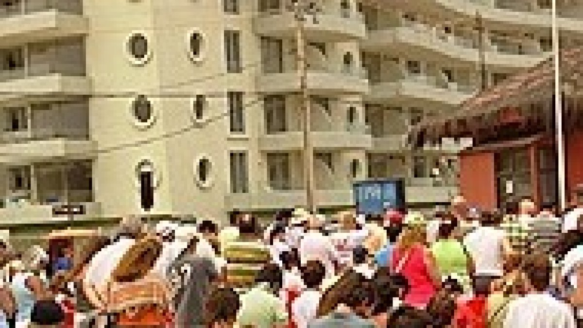 En la playa, también en oración.
