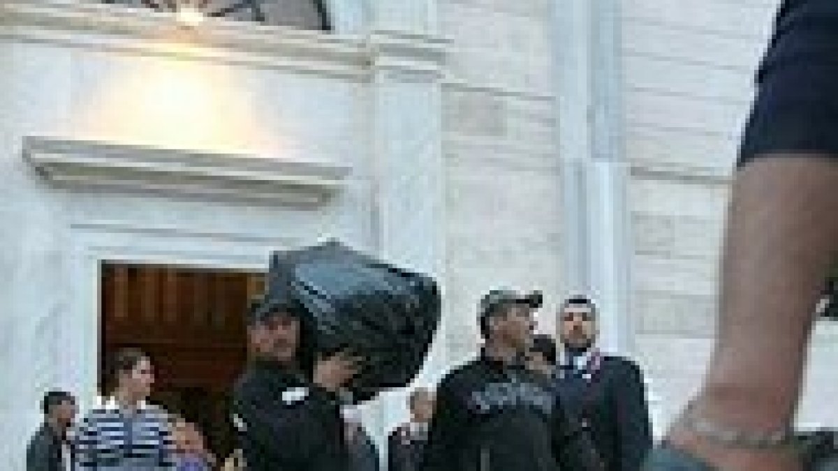 Los gitanos abandonan la Basílica.