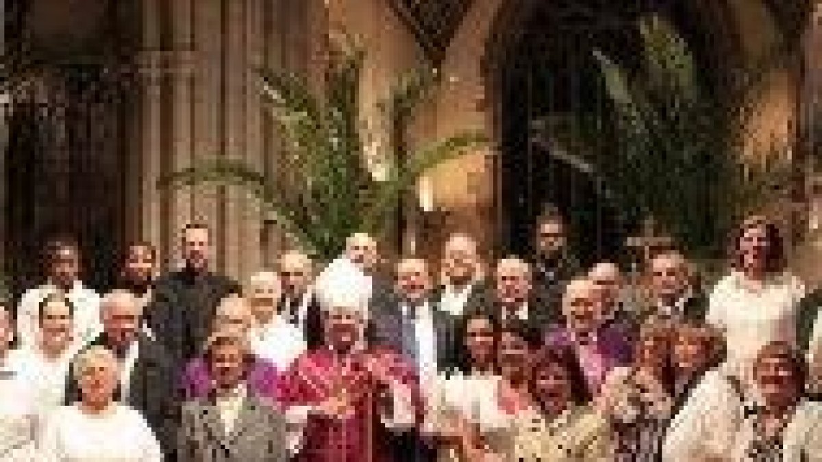 Keith Newton y un grupo de conversos al catolicismo