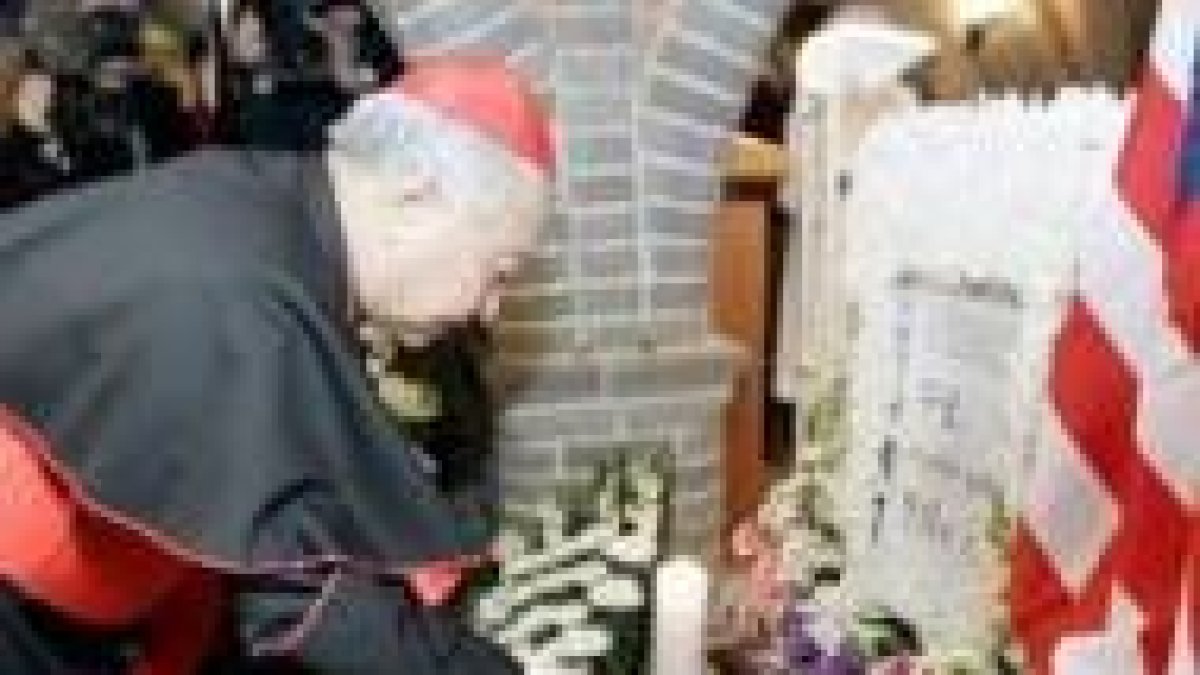 Un obispo coreano ante la tumba de An