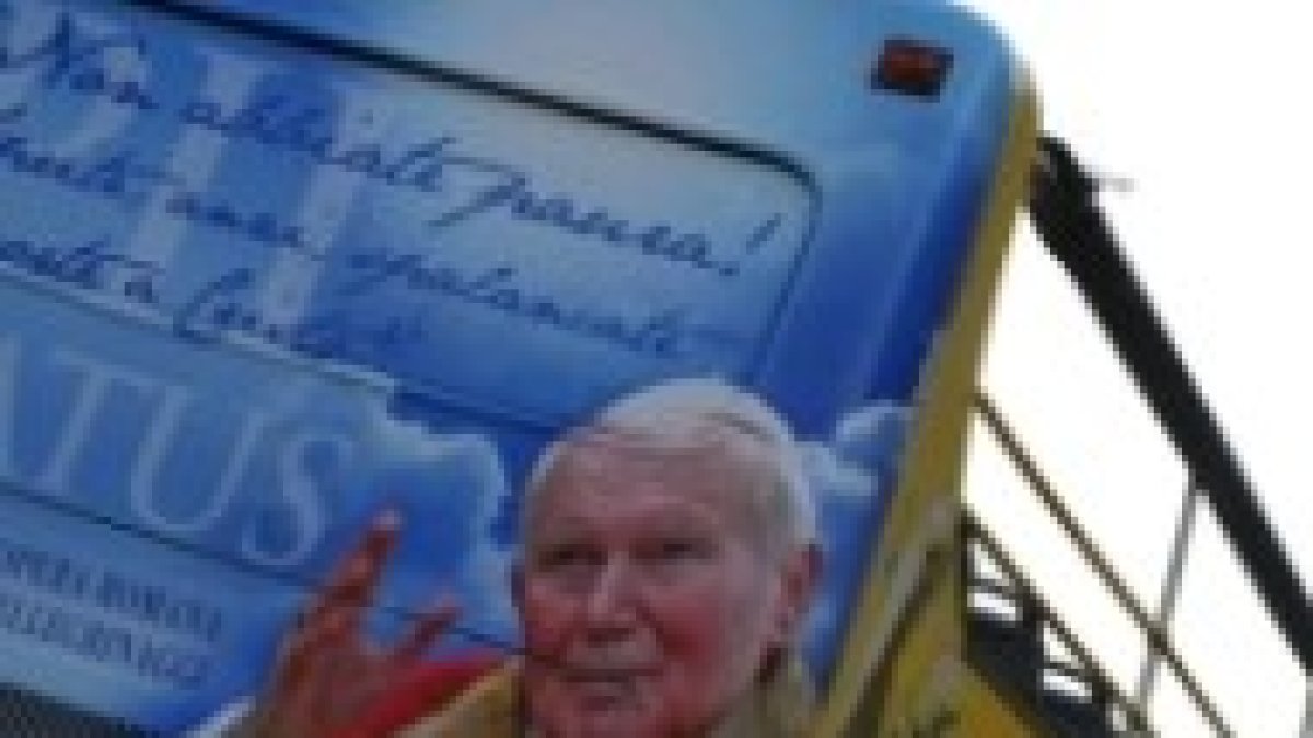 Un autobús con la imagen de Juan Pablo II