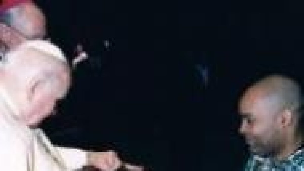 El superviviente con el Papa en 2004